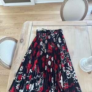 REDValentino Black and Red Floral Decorated Terrace Pleated Midi Skirt